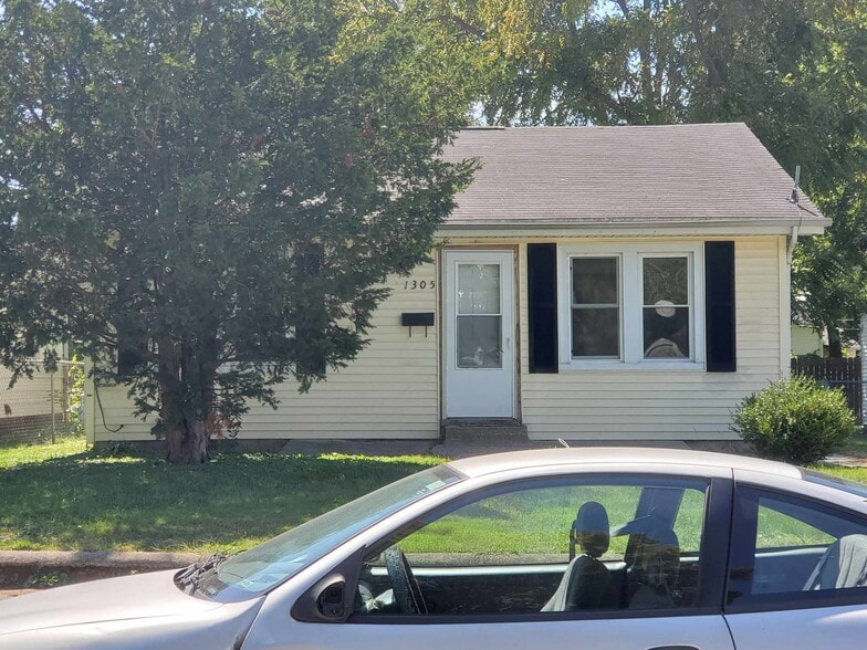 Building Photo - 1305 E Lawrence St