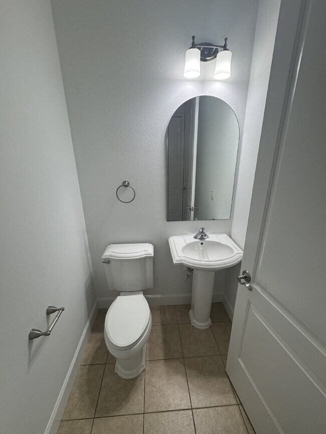 Building Photo - "Spacious 3-Bed Townhouse Retreat in Tampa's Heart - Modern Comforts Await!"