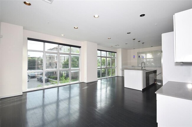 Building Photo - 207 Pierce St