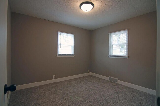 Building Photo - Omaha Ranch Home For Rent