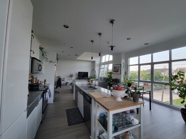 Building Photo - 207 Pierce St