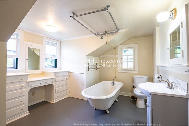 Building Photo - Cozy Three-Bedroom Duplex in Historic Irvi...