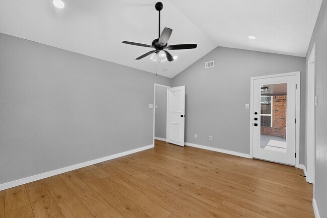 Building Photo - 215 Aspenway Dr