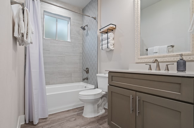 Building Photo - Luxurious Furnished Downtown Cottage - Mid...