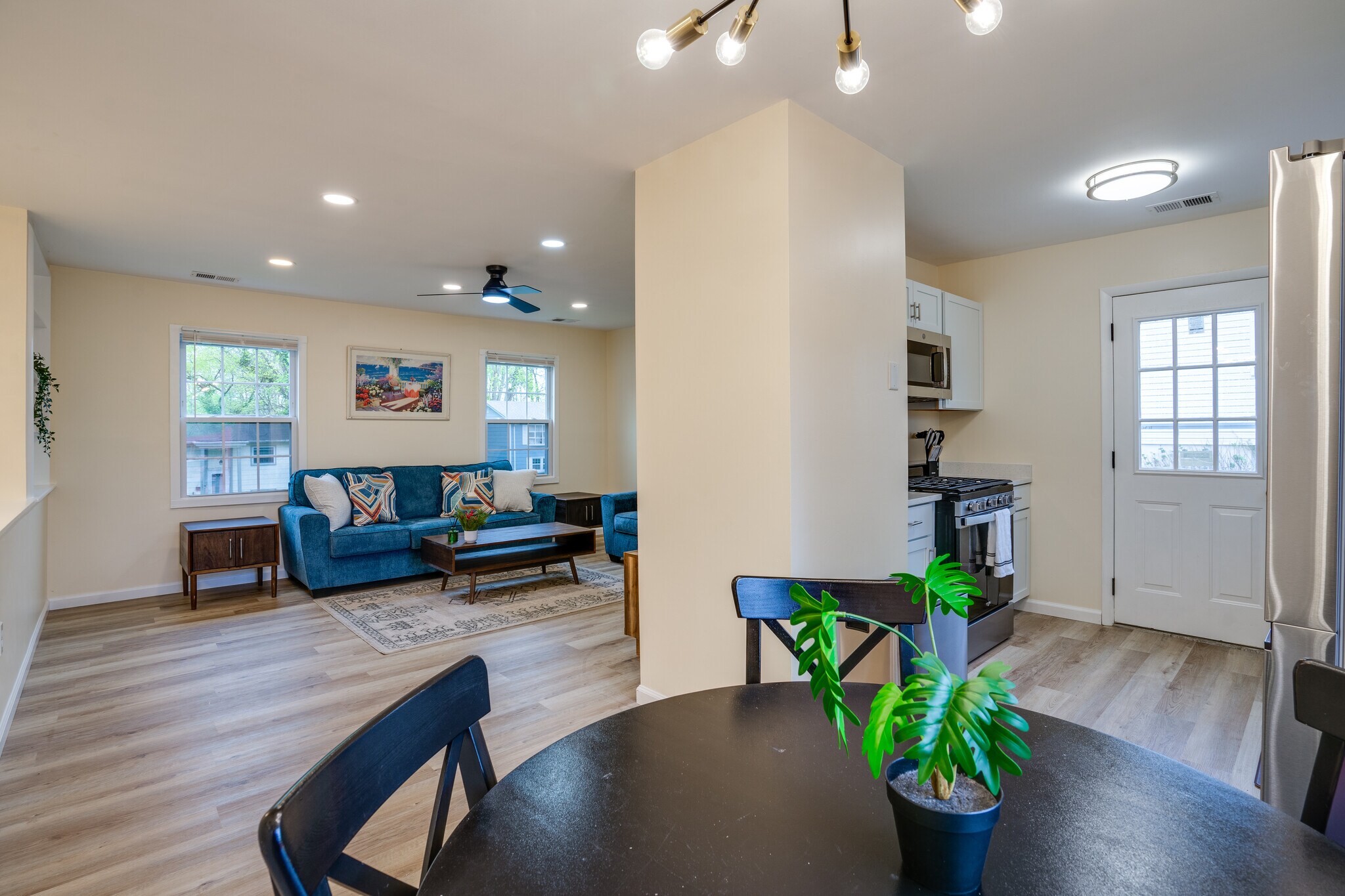 Building Photo - 14220 Fallbrook Ln