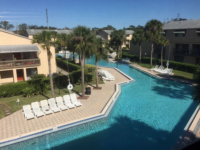 Building Photo - Large 2 Bedroom, 1 1/2 Bathroom Condo Available Immediately!