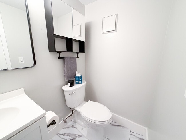 Building Photo - 3085 Cornwall E