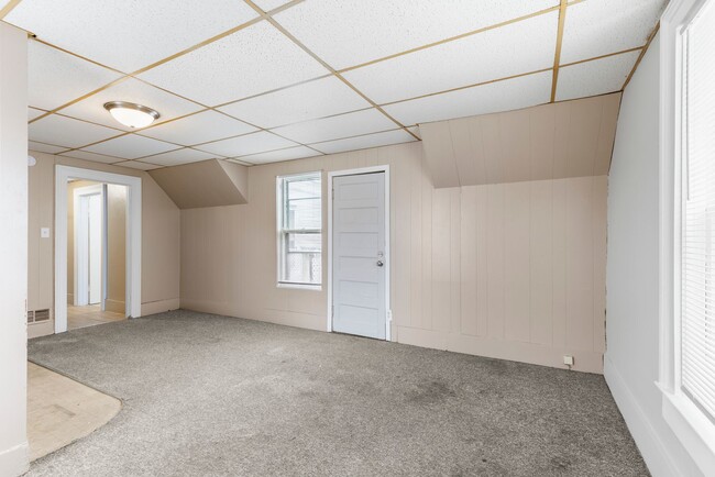 Building Photo - 117 W Division St