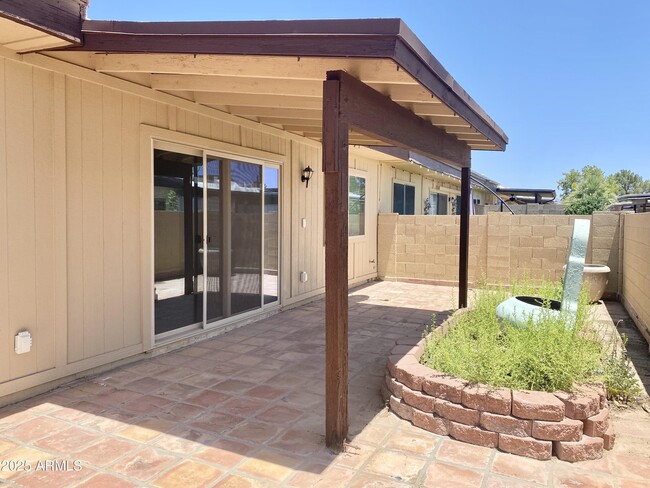 Building Photo - 2529 E Villa Theresa Dr