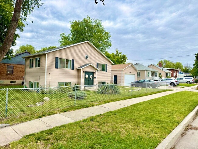 Building Photo - Beautiful Home in South Salt Lake City