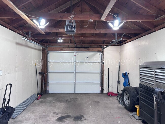 Building Photo - 901 S Alcott St