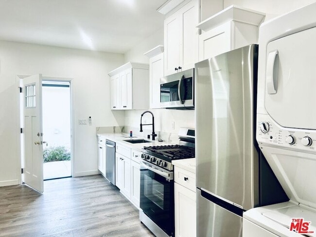 Building Photo - 247 S Catalina Ave