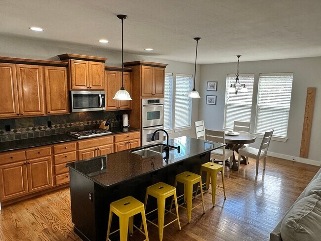 Building Photo - 7731 McKinley Loop NE