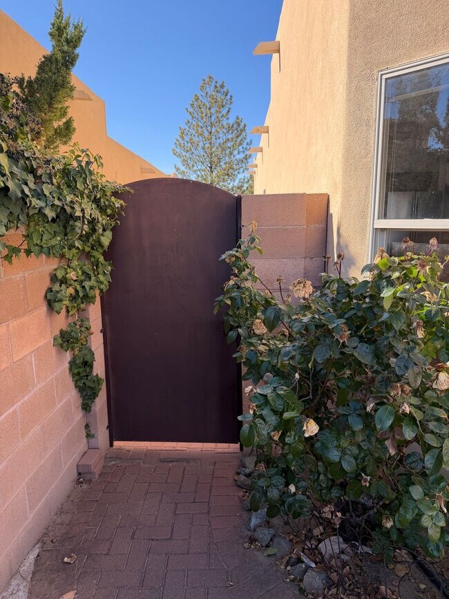 Building Photo - 3-Bedroom House!