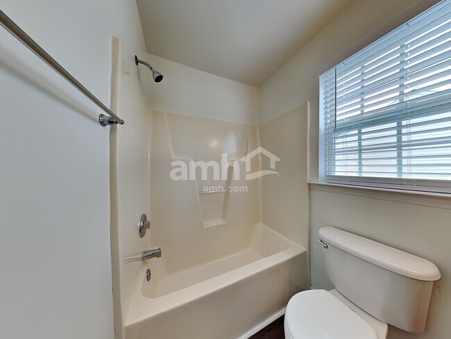 Building Photo - 3439 Silverlake Ct