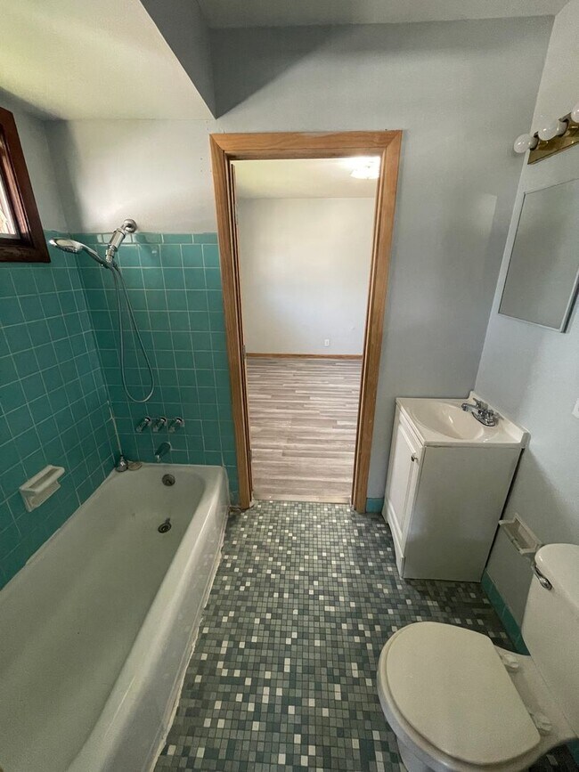 Building Photo - Large 3bed/1.5 bath unit!