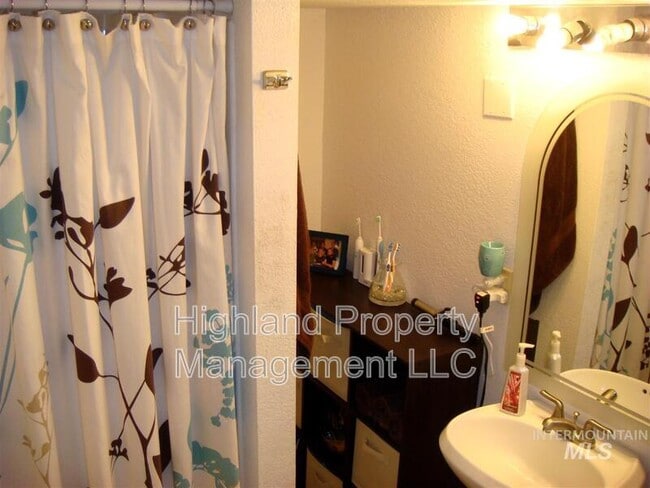 Building Photo - 617 Taylor Ave