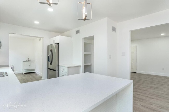 Building Photo - "Spacious 4-Bedroom Gem with a flex room a...