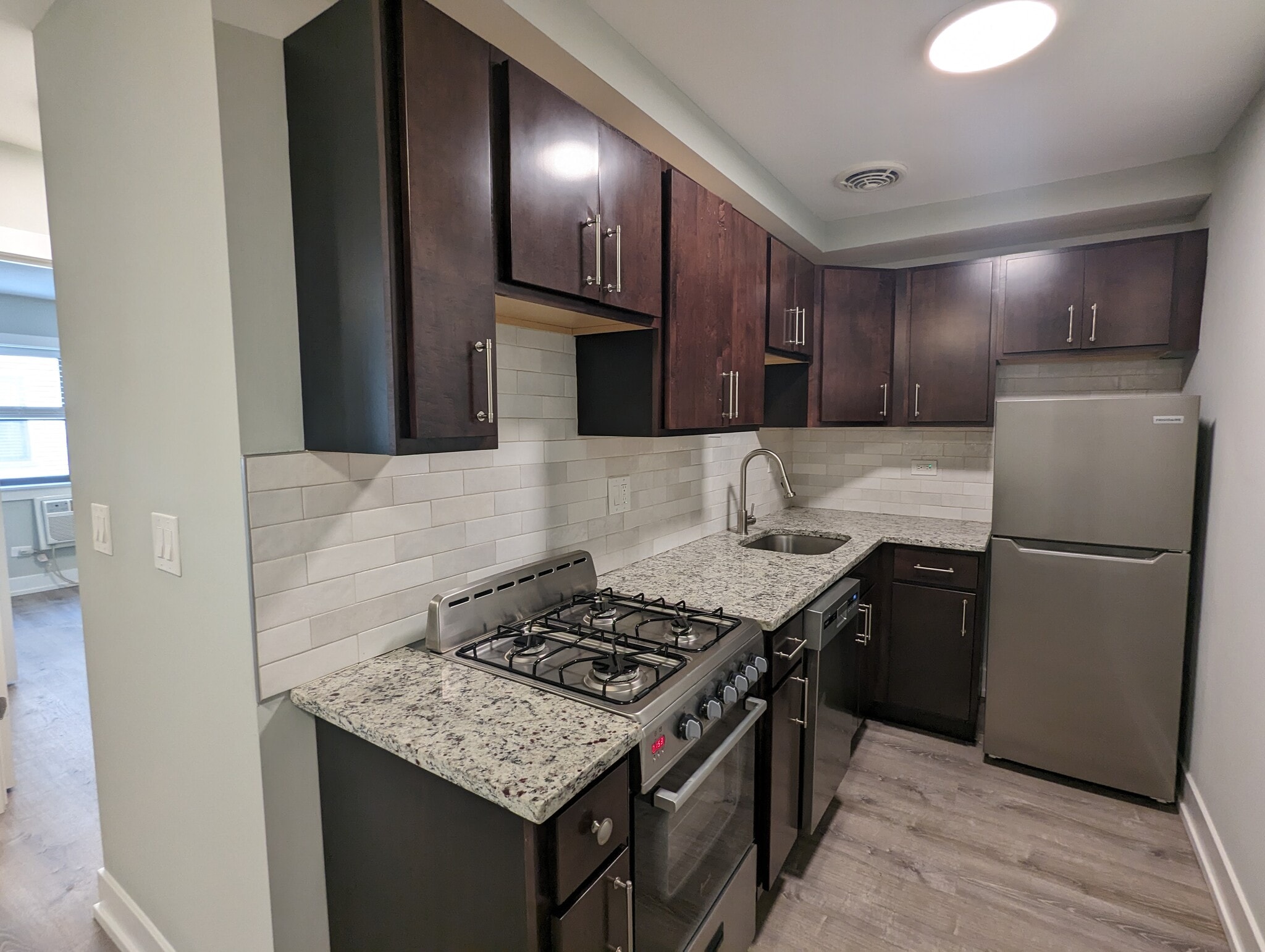 Building Photo - 511 W Barry Ave