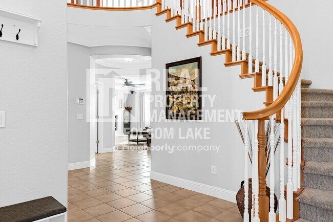 Building Photo - Fully furnished 5bd 3ba home in desirable Carmichael neighborhood