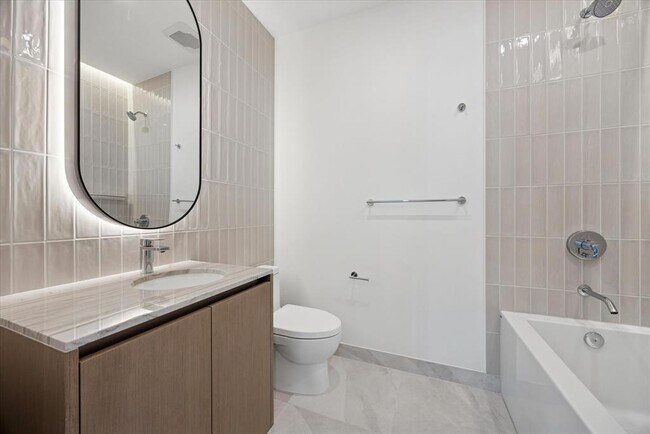 Building Photo - 610 Davis St