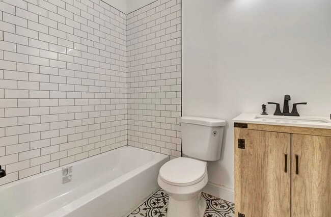Building Photo - Spacious Newly Renovated 5-Bedroom Home wi...
