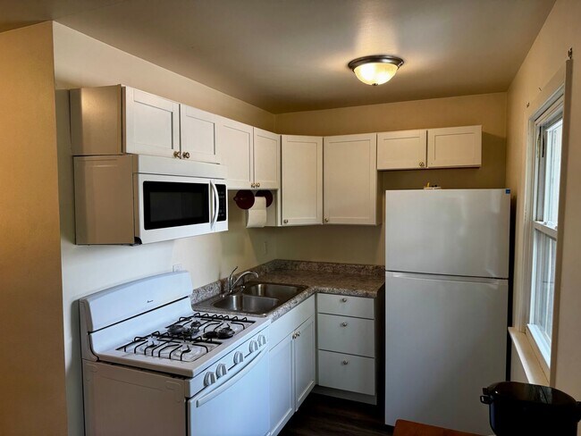 Building Photo - Top Floor Furnished Studio Apartment – All Utilities Included!