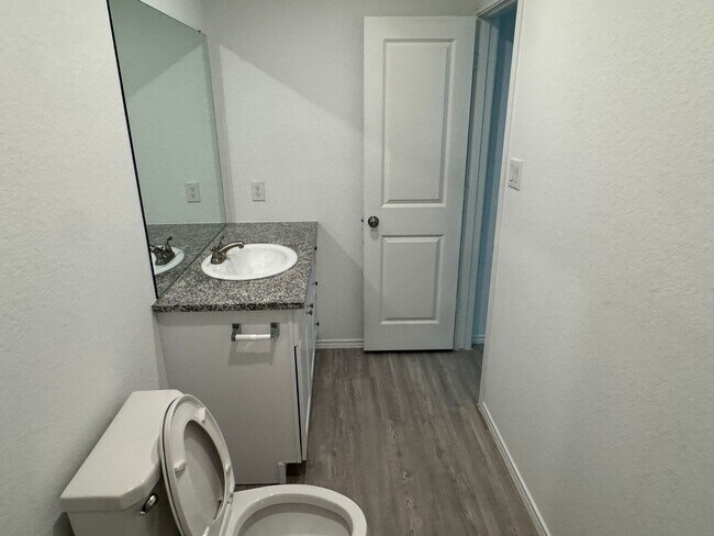 Building Photo - Far west gorgeous townhome ready for move in.