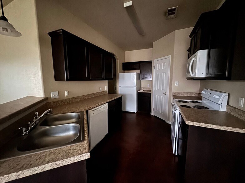 Building Photo - 4305 Cambridge Dr