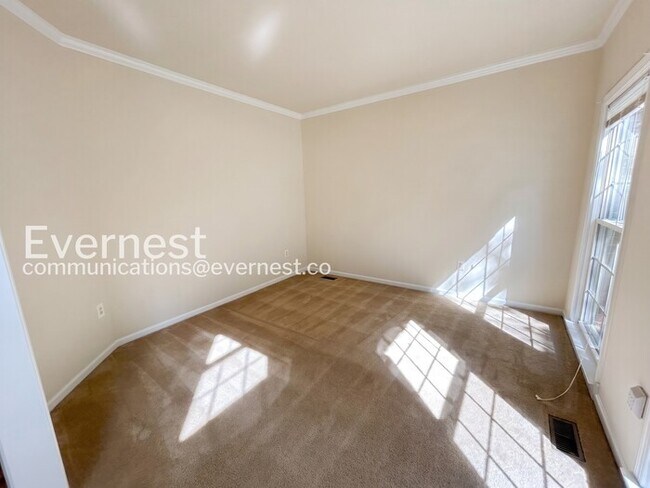 Building Photo - 7 St Stephens Ct