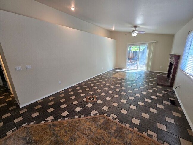 Building Photo - Inviting 3-bedroom Home in Established Spa...