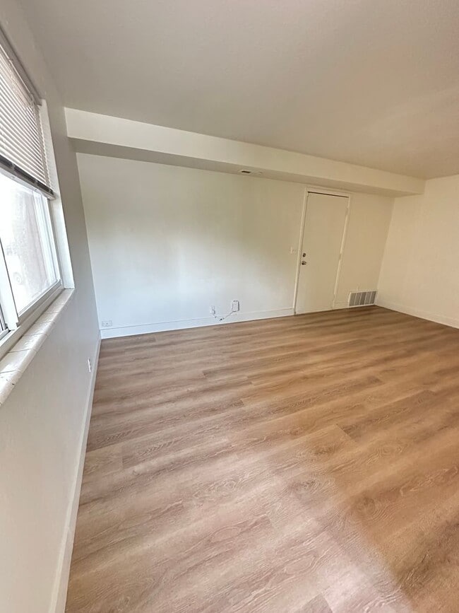 Building Photo - Beautiful Salt Lake Condo!