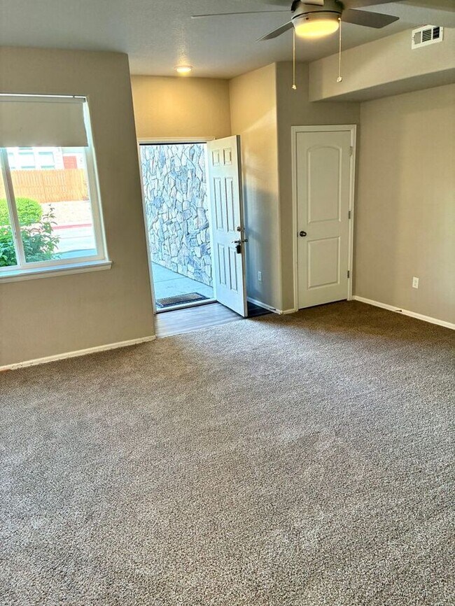 Building Photo - ***2 WEEKS FREE***West Greeley Spacious Townhome With New Carpet!