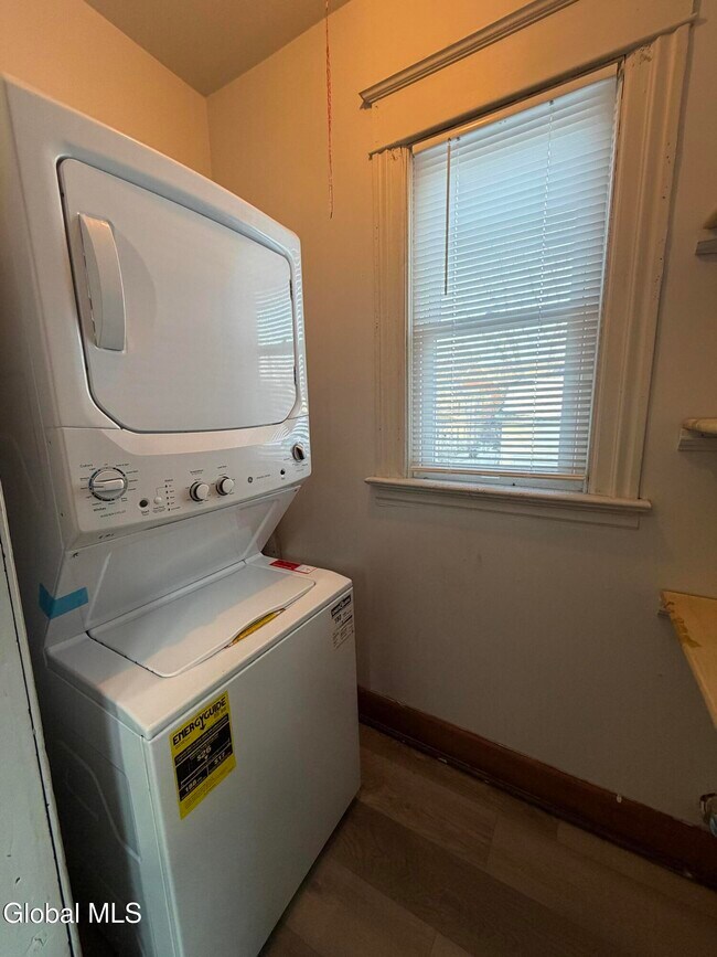 Building Photo - 608 3rd Ave