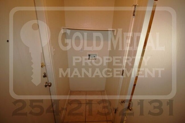 Building Photo - 2802 Alma Dr