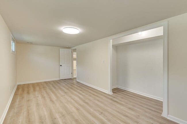 Building Photo - Charming 3+ BR single family home available now