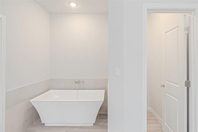 Building Photo - 204 Greenway Dr