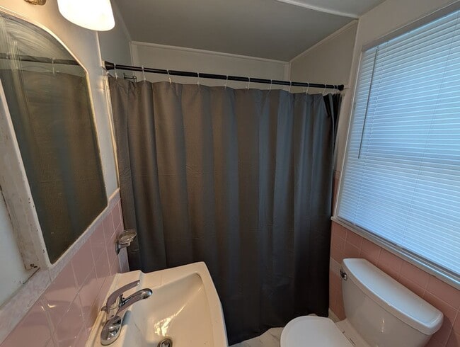 Building Photo - 3-Bedroom, 1-Bathroom Home – $1,250/Month | Accepting Section 8