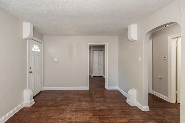 Building Photo - 320 Henquin Dr