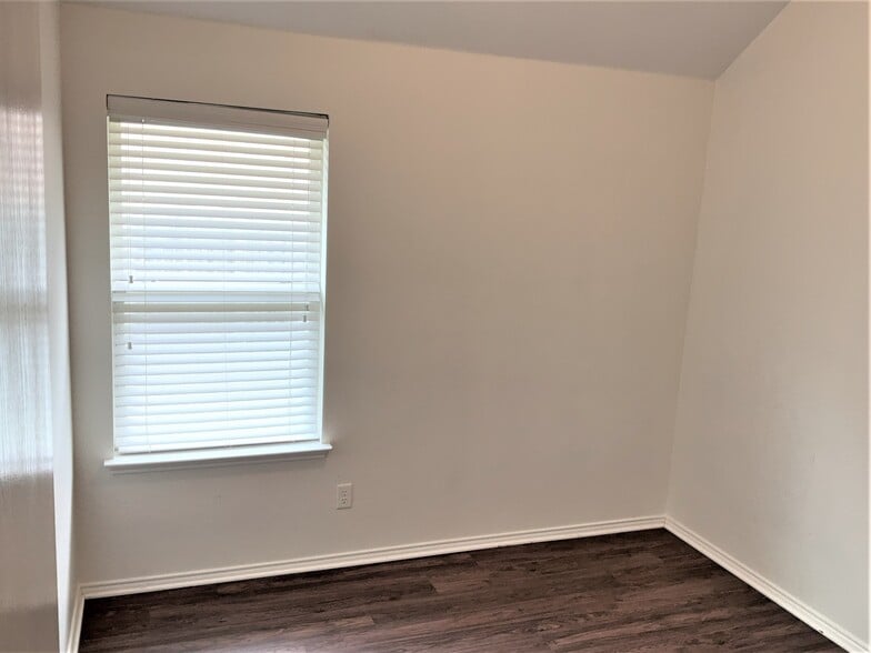 Building Photo - 1212 Gardenia Ln