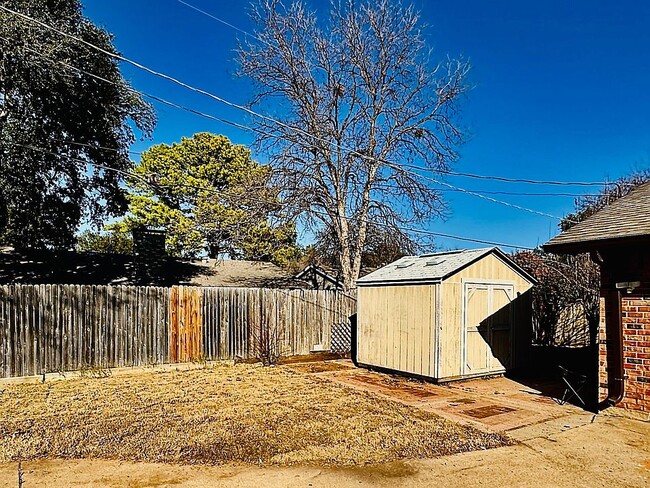 Building Photo - 2011 Heather Way Dr