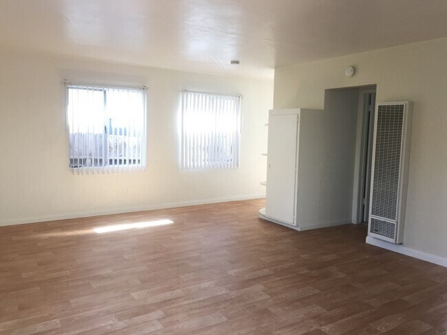Building Photo - Private Cottage unit behind house with fen...