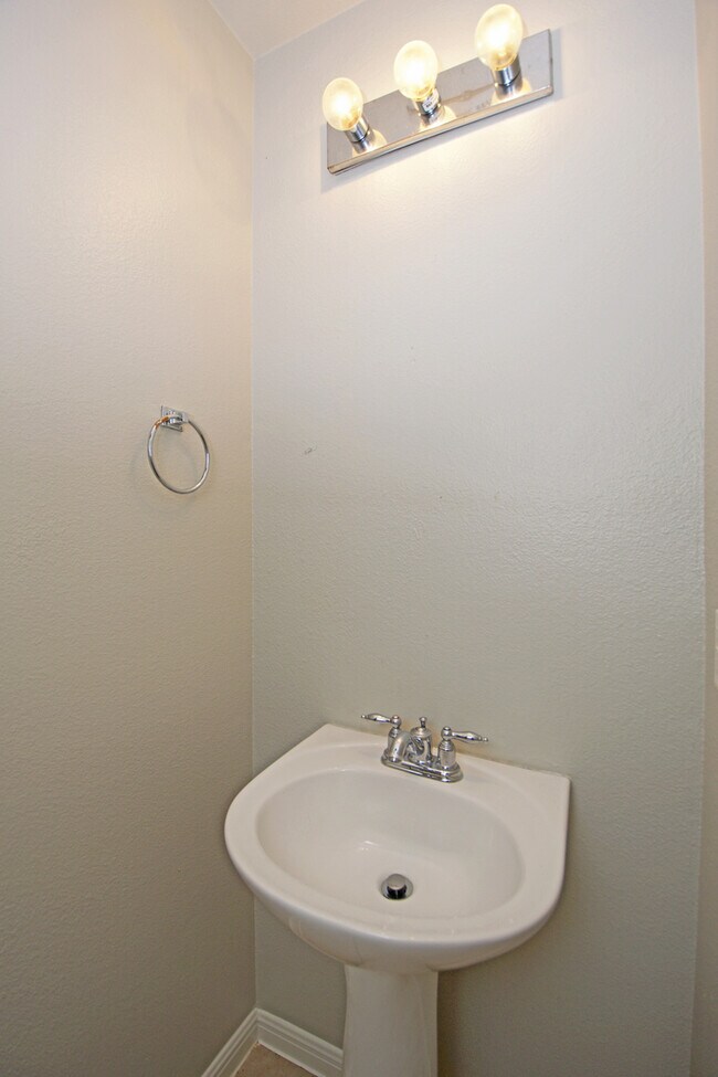 Building Photo - Large Home in Northeast Austin!