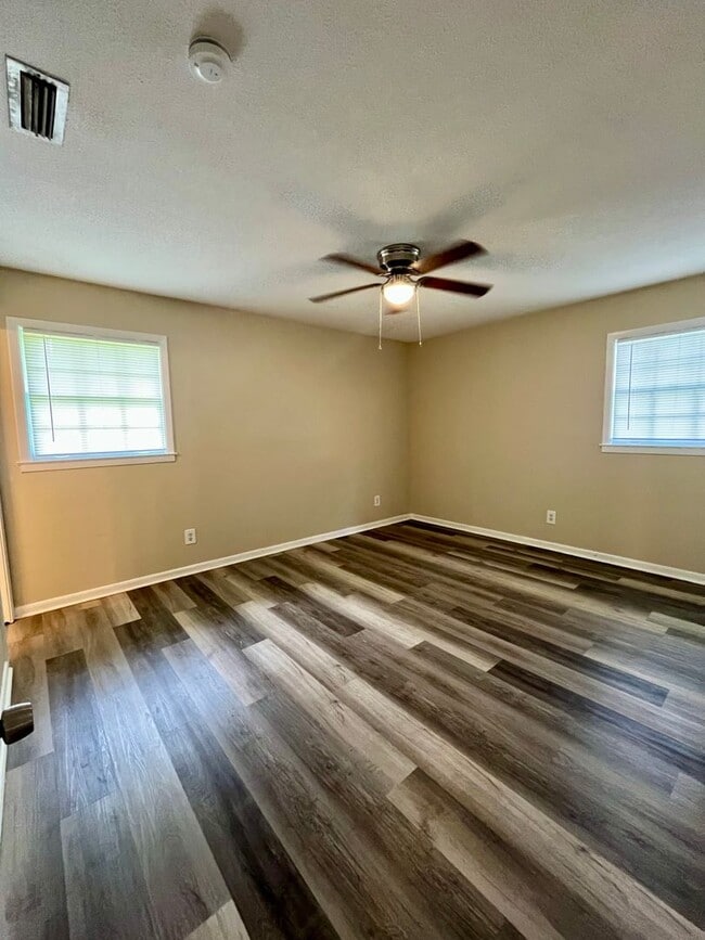 Building Photo - 111 Fairway Dr