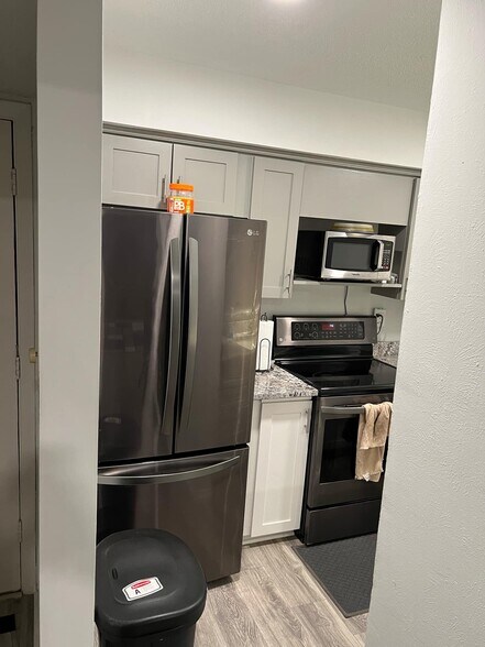 Kitchen_Fridge_Range - 4837 Cedar Springs Rd