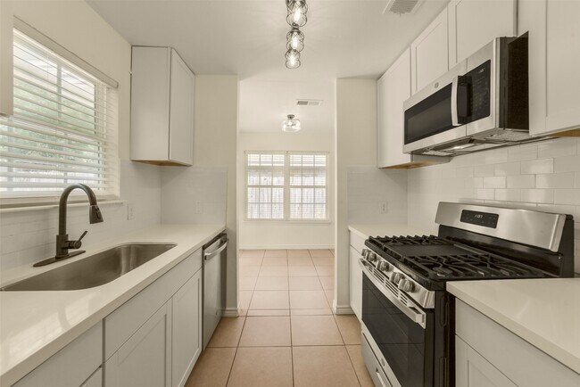 Building Photo - 18147 Dinner Creek Dr