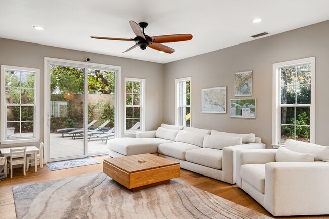 Building Photo - 200 Oak View Ln