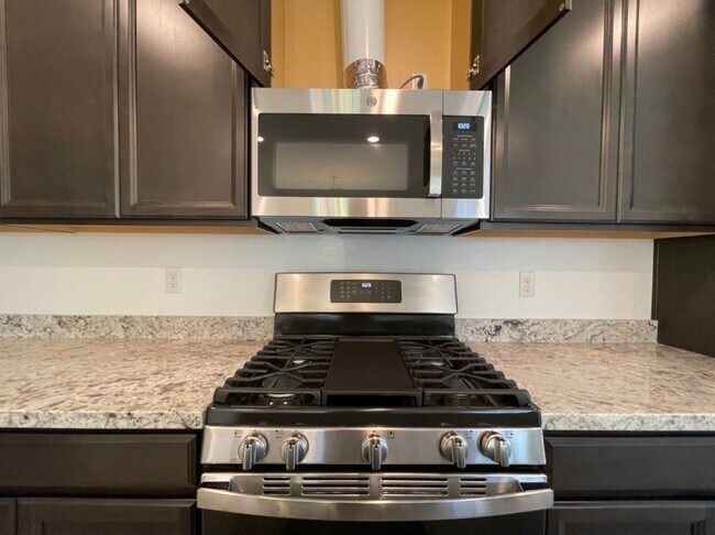 Building Photo - GATED 3 BED 3 BATH 2 CAR GARAGE TOWNHOUSE w/ LOFT + ROOM DOWNSTAIRS & COMMUNITY POOL IN HENDERSON