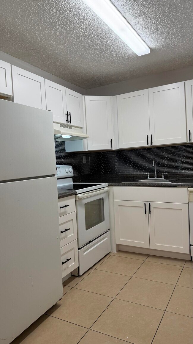 Building Photo - 410 Meadows Cir