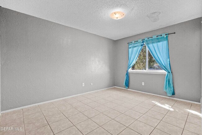 Building Photo - 5712 Longview Dr